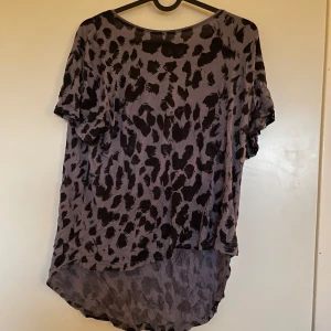 Leopard mönstrad tröja - Bra skick 