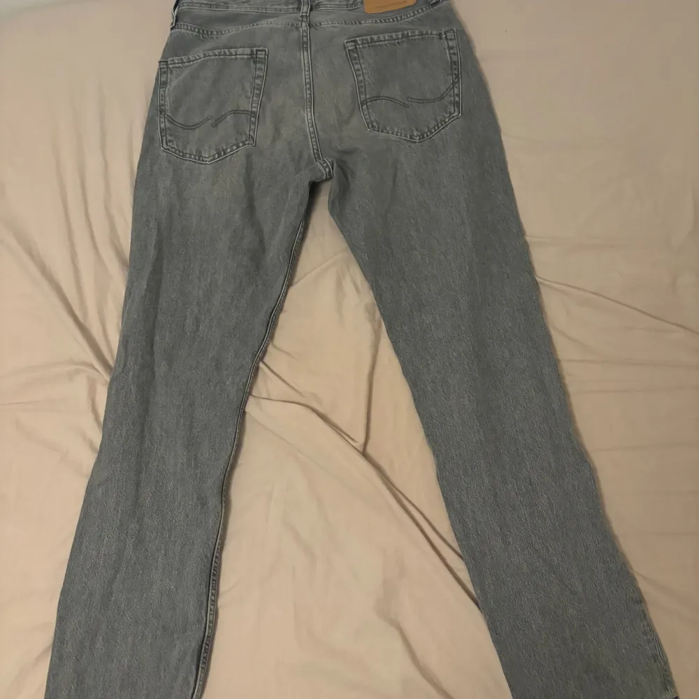 Gråa Jack n Jones jeans i storleken 31/32 i modellen Chris. Säljer dom pga jag inte använde dom. Ge ett pris så jobbar vi därifrån.. Jeans & Byxor.