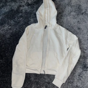 Zip Tröja - Vit Zip-up tröja. Lite cropped men mjuk. Använd kanske 2 gånger. Fint skick.