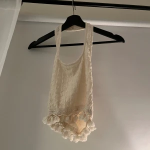 Beige halterneck tröja - Jättefin topp perfekt till sommaren!☀️ Storlek S🌸  Aldrig använd då den är för liten för mig tyvärr!🎀    Ha i åtanke att den inte är stretchig runt midjan!!!!🩷