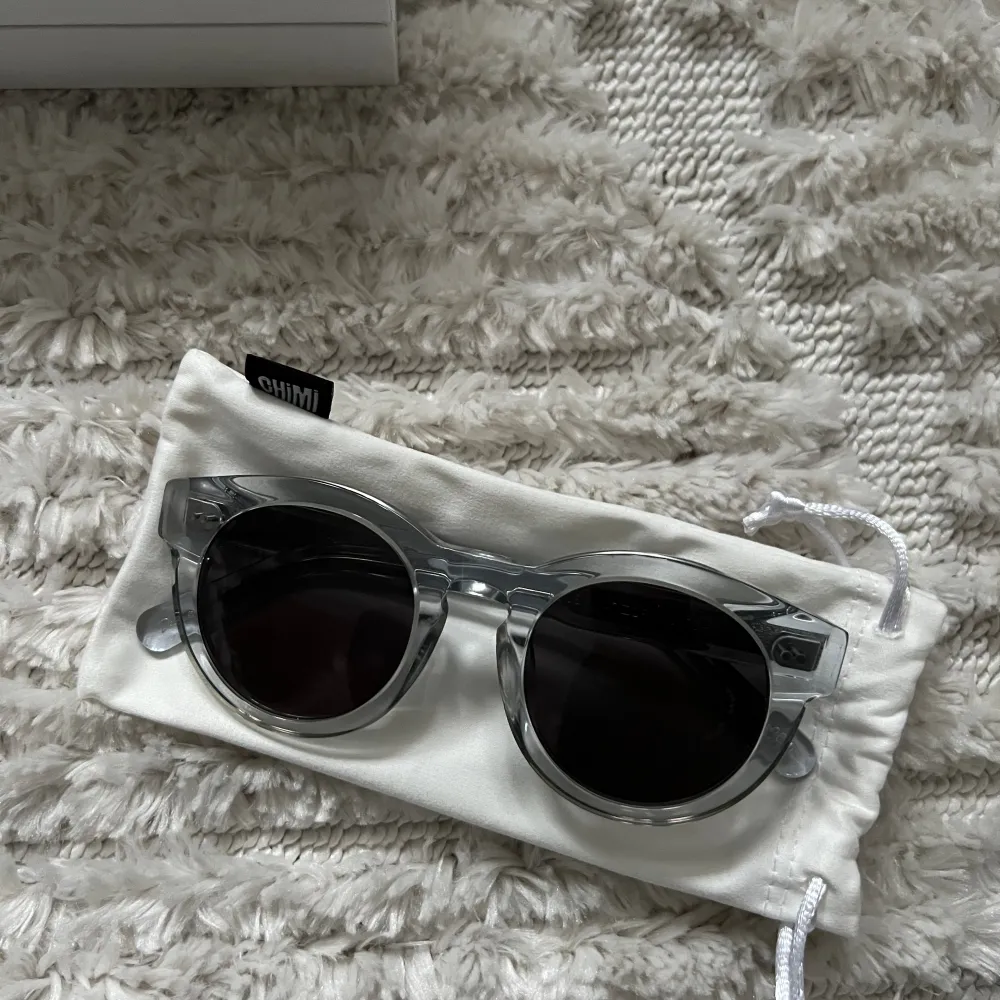Säljer mina solglasögon från Chimi eyewear i modellen 03. Glasögonen är knappt använda och inga tecken på användning. Nypris 1350kr, mitt pris 649kr 😊 . Accessoarer.
