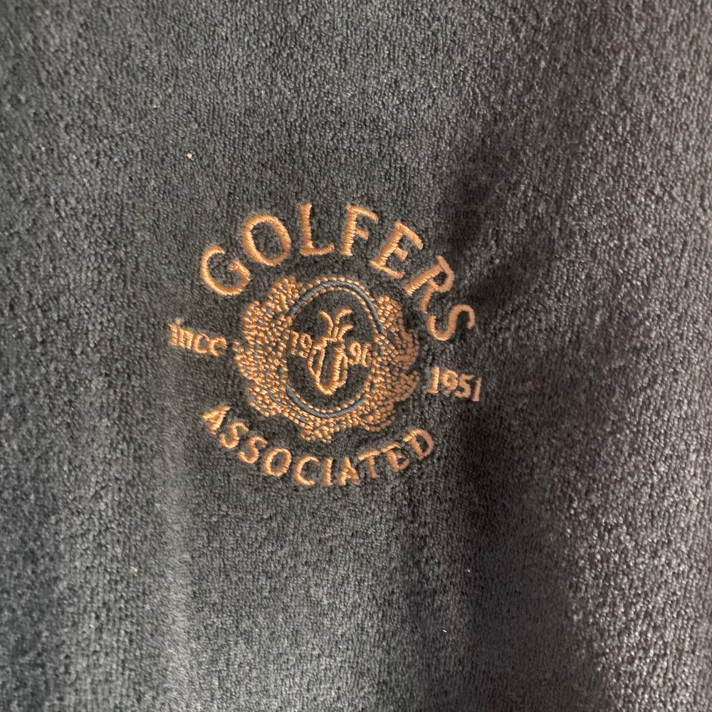 Storlek m, grön frotté tröja ifrån hm med guldigt golftryck , väldigt bra skick, typ helt ny då jag bara använt den en gång! Inga defekter alls på denna! . Tröjor & Koftor.