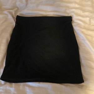 Superfin svart kjol, köpt på plick men är från hm! Sparsamt använd från gamla ägern och aldrig använd av mig. 