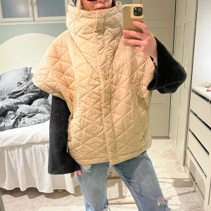 Copenhagen muse väst  - Populär Väst/jacka  från copenhagen muse. Storlek medium/large. Sjukt snygg nu till våren ✨