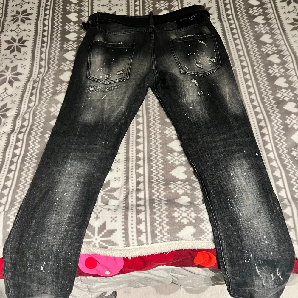 Jag säljer mina Dsquared2 jeans som är sparsamt använda och tvättade. Självklart äkta Inga hål  Skriv för mer info eller bilder!!. Jeans & Byxor.
