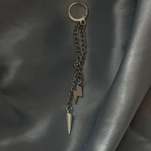 Nya smycken - Nu finns även detta smycket att köpa på jewelry by wilma. Det heter Anastasia earring och är ett perfekt örhänge för alla tillfällen. Mina smycken är i rostfritt stål och har en bra kvalitet för sitt pris.In och köp dessa fantastiska smycken.💕