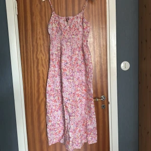 Klänninh - Säljer denna oanvända superfina klänning från hm🥰