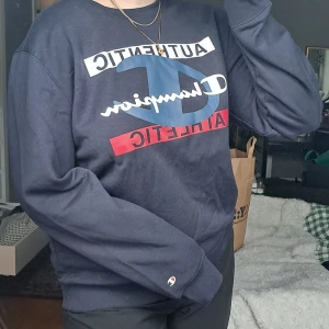 Champion sweatshirt - Den är lite mindre i storleken mer som en xl/l  Använd en gång sen jag köpte den 