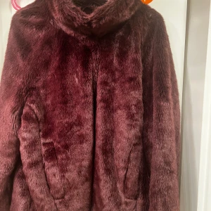 Fuskpäls storlek L  - Fint använt skick.  Något plattare i ”pälsen” på sina ställen. Annars hel och ren.  Bild två för färgreferens. 
