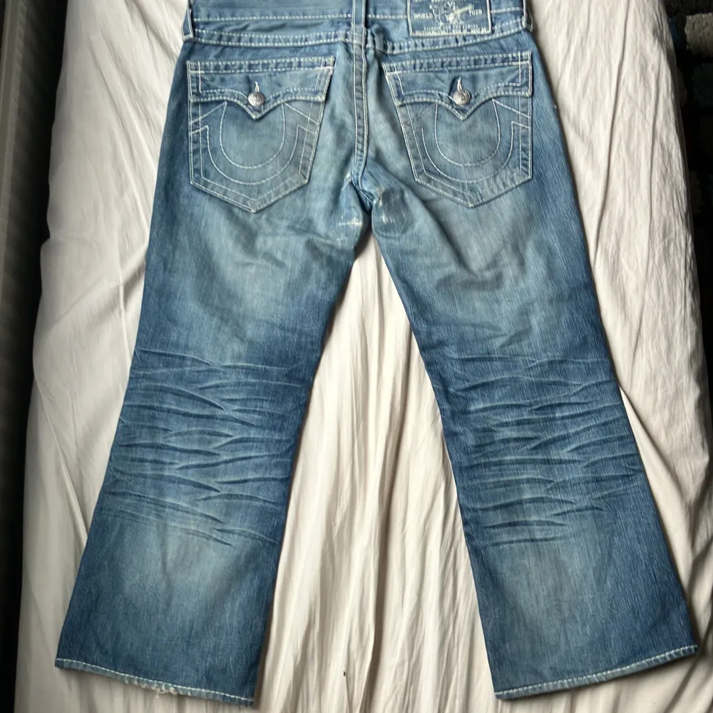 Säljer dessa feta true religion jeans eftersom dem är lite för korta för mig. Dem är lite slitna på baksidan (se bild 4) men annars är dem i bra skick🗣️🙏(dem är äkta ofc🙏). Jeans & Byxor.