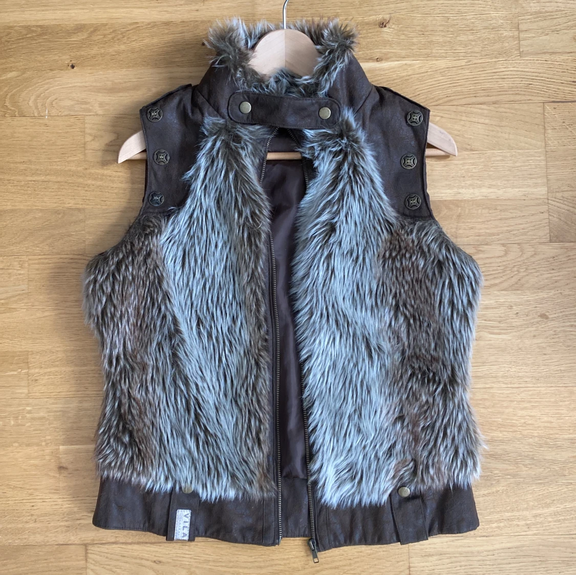 Pälsväst med läderdetaljer - 91