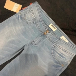 Lowrise bootcut jeans - Säljer dessa såå snygga lowrise bootcut jeans då dom tyvärr är för stora på mig. 💔
