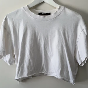Croppad T-shirt  - Croppad T-shirt från Bikbok i fint skick. Storlek M men passar även S! 💗 så fint med ett linne under! (Andra bilden är lånad men den sitter likadant på) skriv för fler bilder eller vid frågor 💗