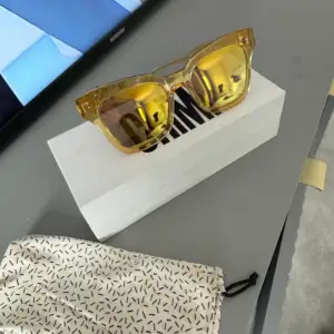 Så snygga och unika solglasögon från chimi. Utgången modell, gamla 007. Coola med spegelglas. Lite repor men annars väldigt bra skick, nypris ca 1300