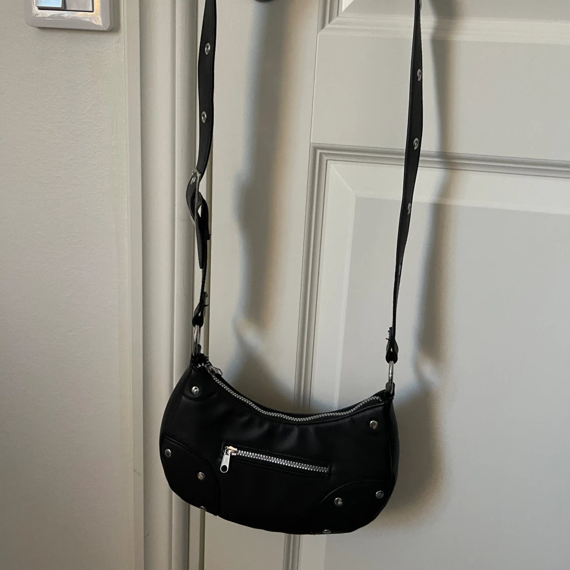 Svart axelremsväska  - 90