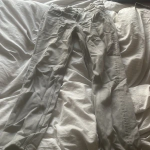 Low waist straight jeans - Säljer mina jätte snygga low waist straight jeans från Gina tricot som har blivit för små för mig. De är i storlek 34 och inte använda så många gånger. 