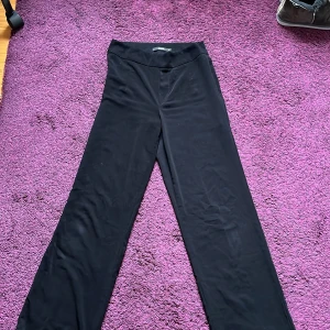 Kostymbyxor  - Svarta kostymbyxor från Bik Bok! Öppning med kedja i sidan. Vida. Sköna. Vissa mindre defekter som bilden visar. Pris diskuterbart ❤️