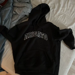 Axel arigato hoodie - Hoodie från Axel arigato, mörk grå med tryck på framsidan, strl M, fint skick