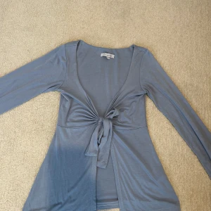 Design by Si  - Design by Si Maddy top i ljusblå, storlek M/L. Väldigt bra skick, knappt använd och perfekt för sommaren/våren💕