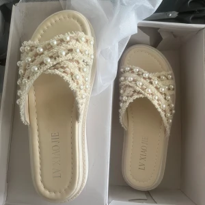 Helt nya tofflor/sandaler  - Ett par helt nya tofflor i jättefint skick. Storlek 38 älskar de men de är lite små i storleken därav behöver jag sälja de då de inte passade mig.  Kan fraktas eller mötas upp.