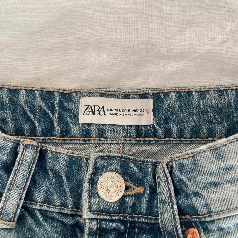 jeans shorts med slitning från zara. använda få gånger men slitningarna är lite upprivna annars jätte bra skick. pris kan diskuteras, skriv privat för fler bilder.. Shorts.