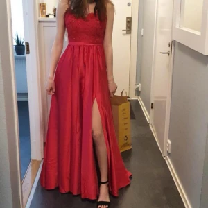 Balklänning  - Röd lång balklänning i storlek xs. Använd 1 gång och i perfekt skick