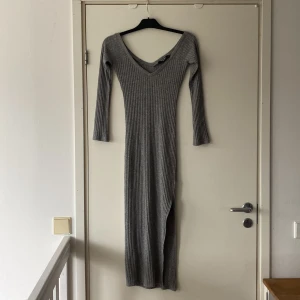 Stickad klänning  - Ribbstickad långklänning från BikBok. Använd men i fint skick. Köpt för 300kr.