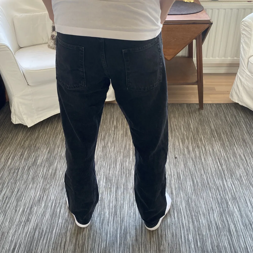 Oanvända Jack and Jones jeans i storlek 32/32. Jeansen är i modellen Loose/chris och är helsvarta och ser som nya ut. Nypris ca 699, mitt pris 269. Pris kan diskuteras vid snabb affär!. Jeans & Byxor.