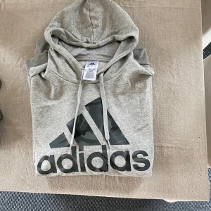 Adidas hoodie - Säljer då den ej används, inga defekter eller något sådant. Bara att höra av sig om det är några frågor eller om du vll ha mer bilder!