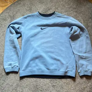 Säljer nu min supersnygga vintage Nike tröja som tyvärr har blivit för liten för mig. Scickar gärna fler bilder vid intresse:)