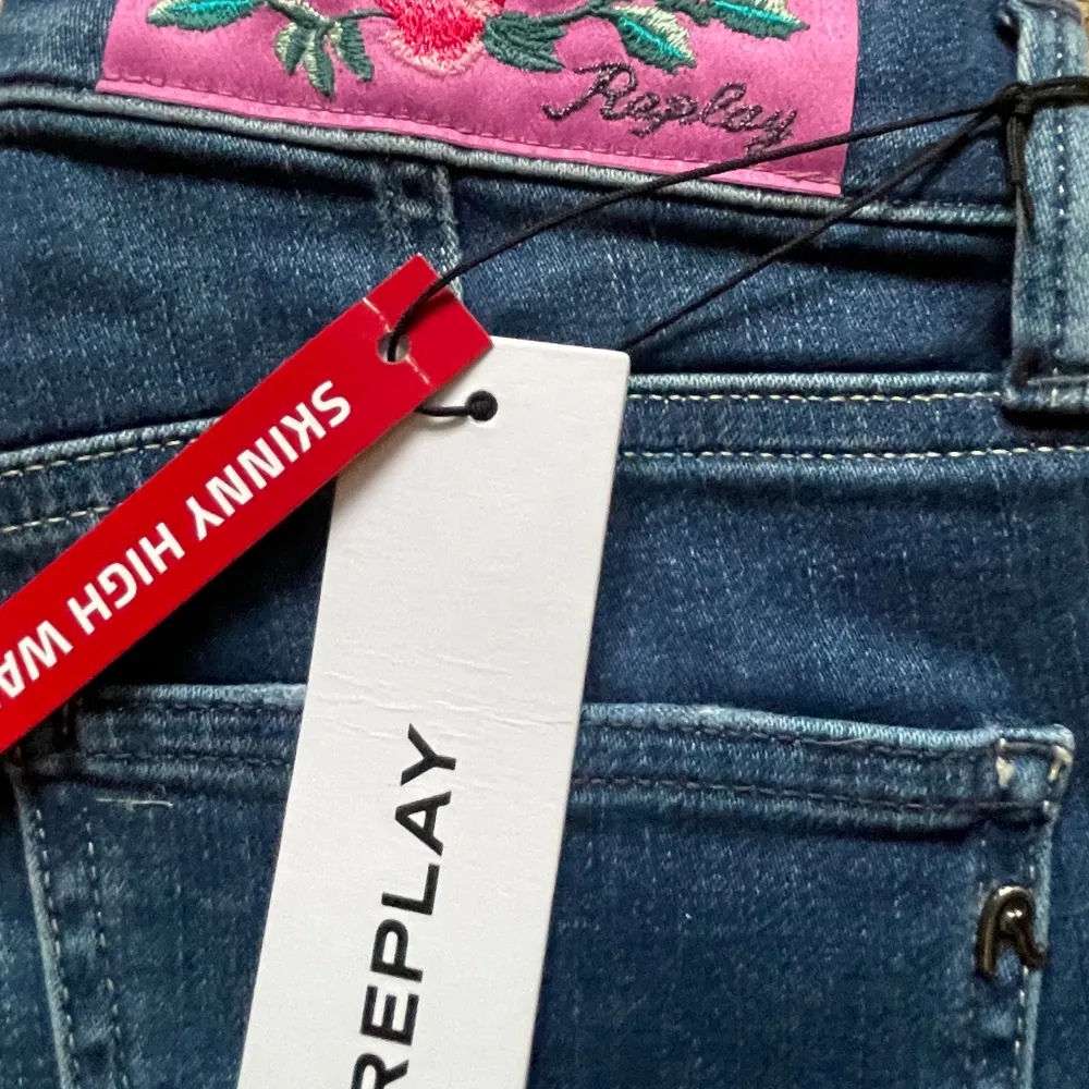 Helt nya Replay Jeans skinny High Waist. Söta med rosa inslag  Till barn/ ungdom  Stl 14 A. H 158 cm. OBS. Ny pris 990 kr Alla lappar kvar!. Jeans & Byxor.