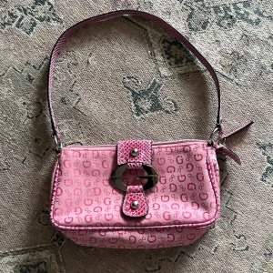Rosa väska - Köpt på vinted. Ej äkta. 