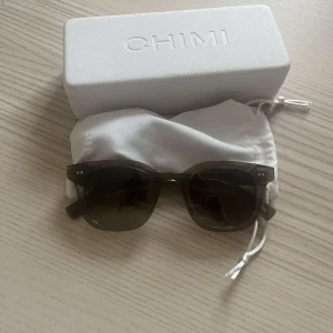 Chimi green 02 - Säljer nu mina nästintill oanvända Chimis. Kan tänka mig byta mot ett par Chimi 04. 1450kr nypris, men säljer för 700kr❤️ skriv om ni har frågor eller förslag!