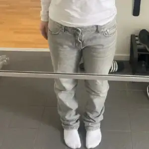 Jätte fina gråa jeans från PULL&BEAR som inte kommer till användning då de är jätte stora❤️Kan skicka flera bilder om nån är intresserad 