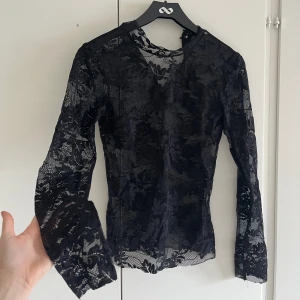Spetstopp - Säljer nu min fina spetströja då den inte kommer till användning🩷 Superfin att styla med ett linne eller bh under 🥰