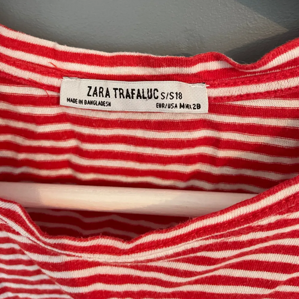 Gullig röd/vit randig T-shirt från Zara, strl S,använd några gånger men bra skick✨✨. T-shirts.