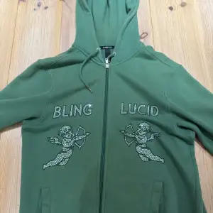 Bling lucid huvtröja, skick 9/10 ganska ny och har inte blivit använd då jag har bytt stil den har mest bara legat. Köpt för 800kr. Köpare betalar frakt