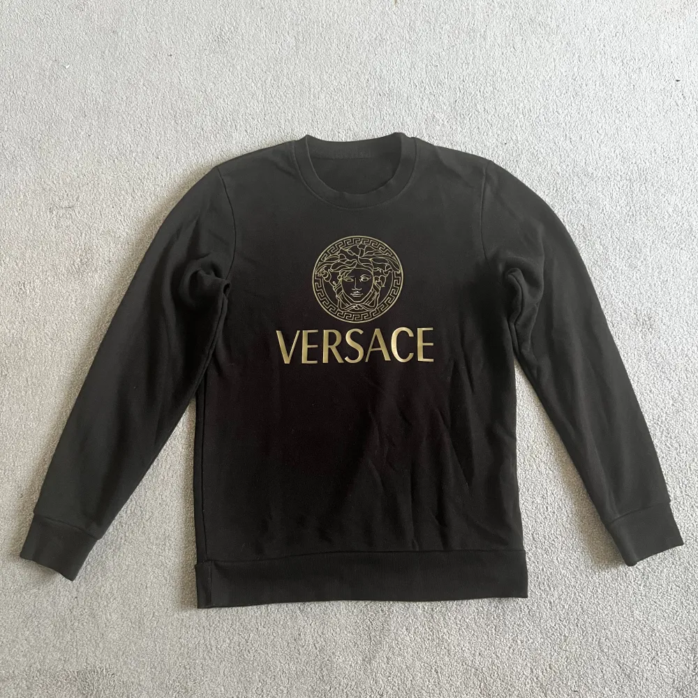 Säljer denna Versace tröjan den är använt 2 gånger den är som  helt ny köpte den för 1100kr men säljer den för 800kr:). Tröjor & Koftor.
