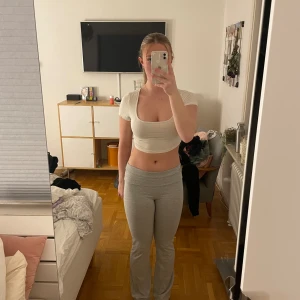 Vit kort t-shirt - Vit kort t-shirt i Storlek S 