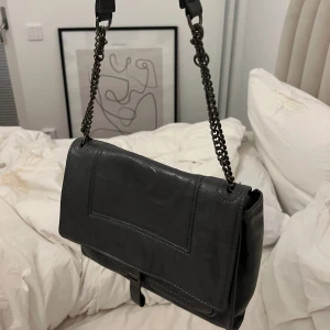 Väska - Axelremsväska :) helt oanvänd!