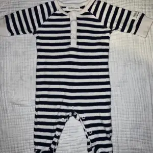 🎀 Babypyjamas med fot gjord på ekologisk bomull.                   🎀 Använd ca 1 månad, finns lite ytludd. Tvättpåverkad och eventuellt lite missfärgad runt halsen.                                   🎀 Tvättad parfymfritt. 
