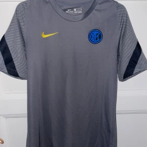 Inter tröja  - Inter träningströja, skick 10/10, S 172-180 cm. Frågor skriv privat! 