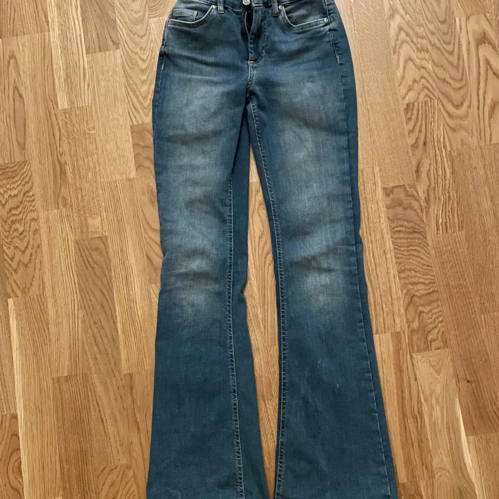 Low waist bootcut jeans, oanvända, bara provade. Ifrån ONLY i helt nyskick. I storlek Xs 30❣️. Jeans & Byxor.