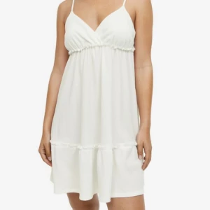 Klänning  - En vit klänning från h&m som tyvärr inte passar längre💕