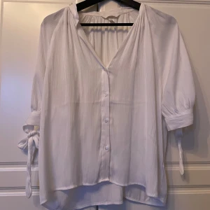 Blus  - Vit blus från H&M Storlek L Liten i storlek 