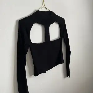 Säljer denna tröja från zara för den aldig kommit till användning. Den är i nyskick använd 1 gång. Köparen står för frakt och jag står inte för postens slarv 😊