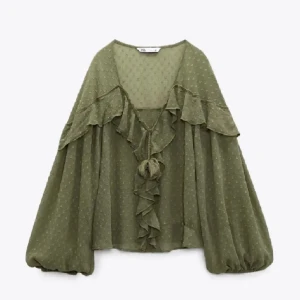 Zara volang blus - Super fin Zara volang blus, passa perfekt till sommaren.  Inga slitningar, använt fåtal gånger. Pris kan diskuteras! 