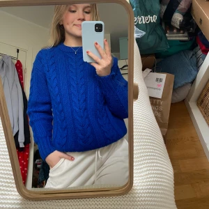 Stickad blå tröja  - Snygg stickad tröja köpt second hand. Drömmig, vårig och glad. 