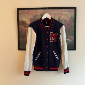 Bomberjacka med tryck  - Bomberjacka med tryck i storlek S. 🌸