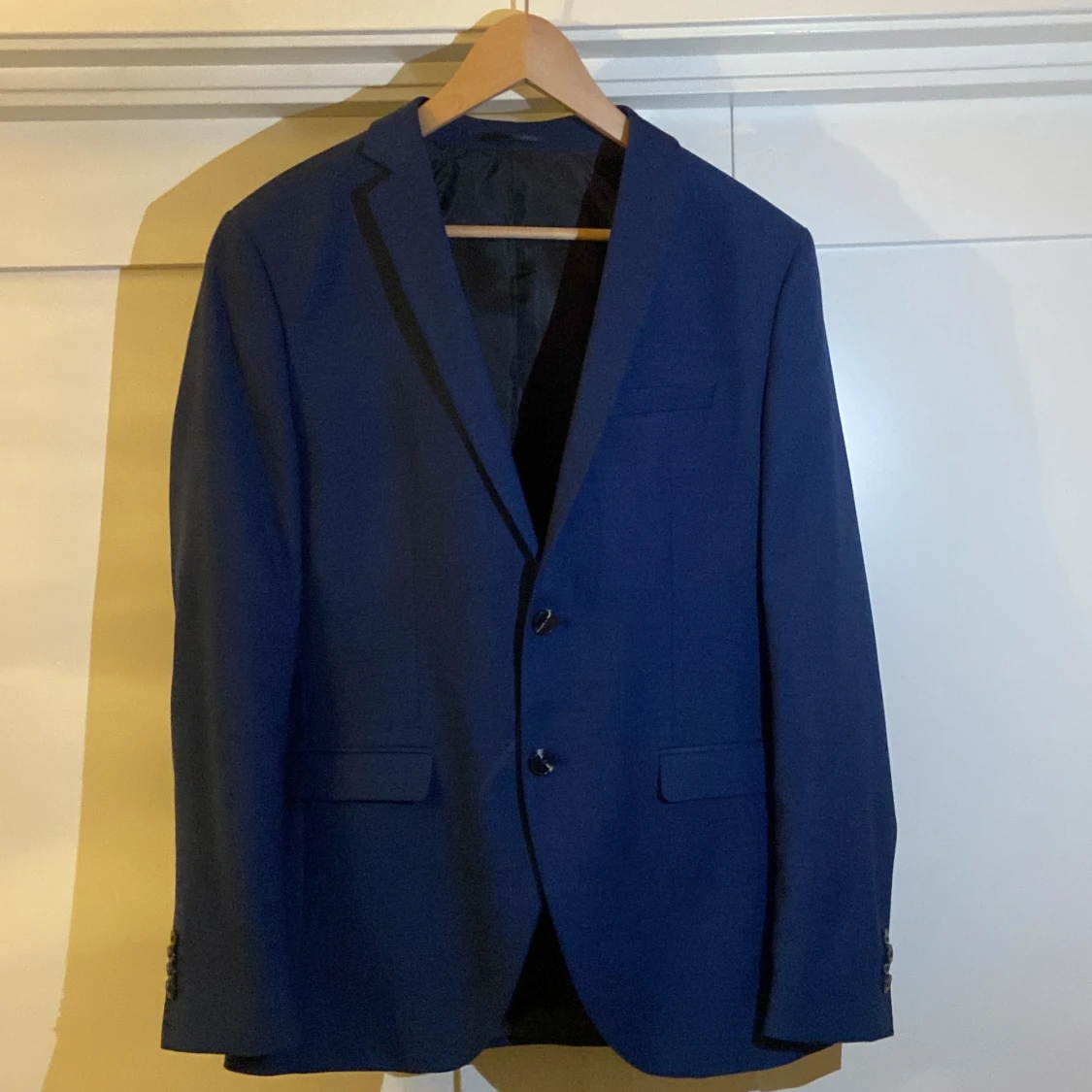 Kostym med medföljande bälte